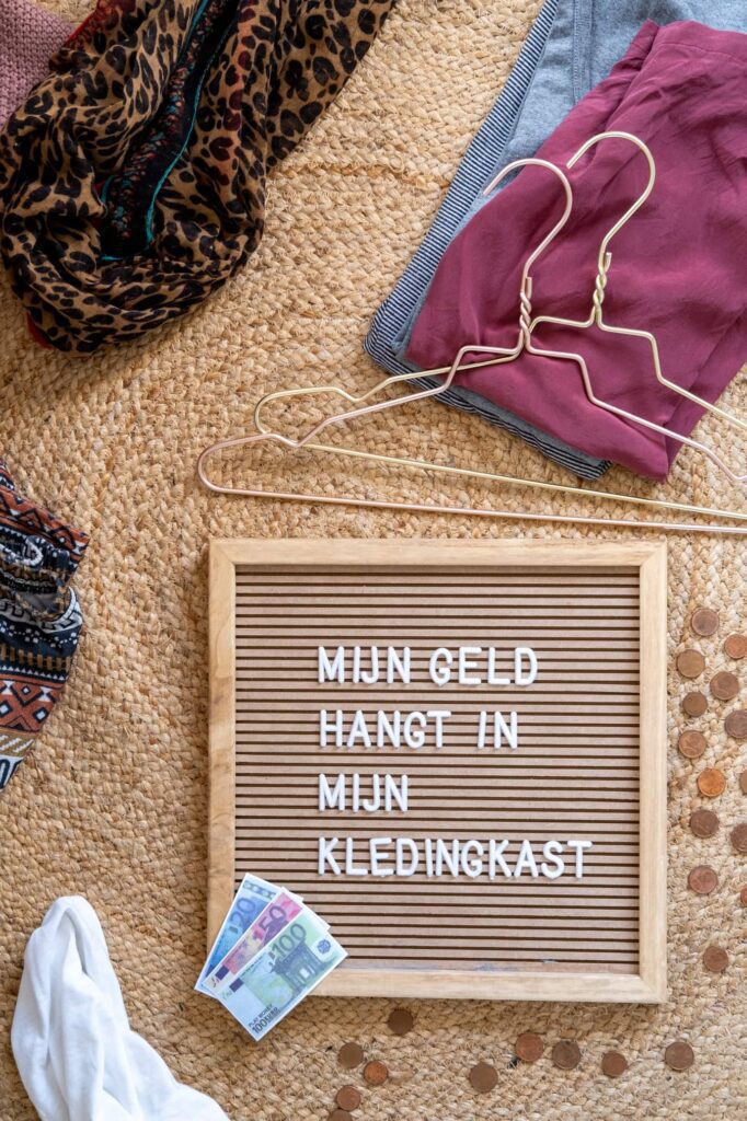 nederlandstalige tekst letterbord geld uitgeven